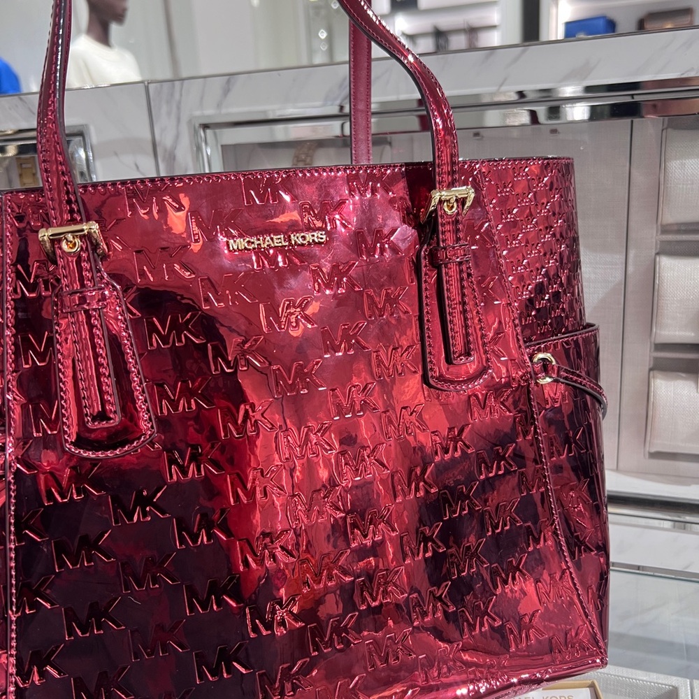 NWT MICHAEL KORS cherry Voyager Large Patent Logo Debossed Tote Bag - Picture 2 of 12